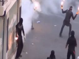 La víctima estaba fuera de servicio y se detuvo a mirar la manifestación, cuando fue rociado con gasolina y prendido. YOUTUBE / Morbo Ghost