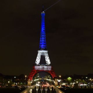 Torre Eiffel reabre con iluminación de la bandera francesa