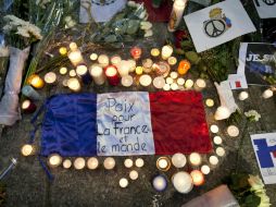 Residentes franceses en este país y mexicanos acudieron a expresar su solidaridad por los hechos terroristas. AP / M. Ugarte