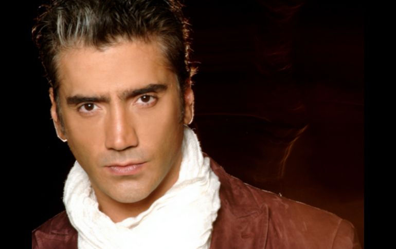 Camil señaló a la producción de la serie que 'El Potrillo' podría aparecer. TWITTER / @alejandrofernandez