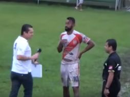 La cercanía del narrador y su potente voz calificando el arbitraje como terrible, propiciaron que fuera escuchado por el árbitro. YOUTUBE / PpepechuyY TeVe