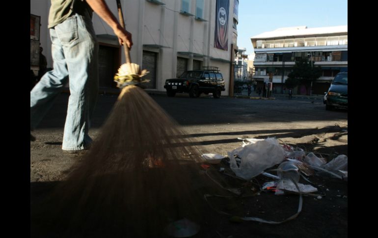 Este lunes al mediodía, empleados de esta dependencia han barrido 115 mil metros lineales. EL INFORMADOR / ARCHIVO