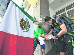 El delantero Javier Hernández atiende a un aficionado mexicano en el hotel de concentración de México en San Pedro Sula. MEXSPORT / E. Espinosa
