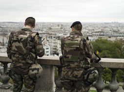 Militares montan guardia frente a la basílica del Sagrado Corazón de París, Francia. EFE / Y. Valat
