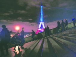 La Torre Eiffel reabrió ayer luego de dos días y medio cerrada por los atentados del viernes. AP /