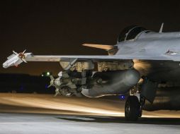 Un avión de combate francés se encuentra listo para bombardear posiciones del Estado Islámico. EFE /