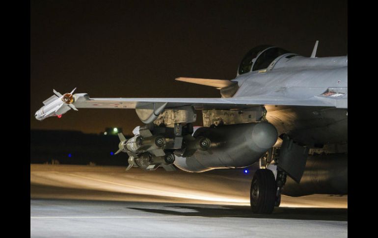 Un avión de combate francés se encuentra listo para bombardear posiciones del Estado Islámico. EFE /