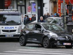 La policía da el alto a un coche en el bulevard Ornanon para realizarle una inspección. EFE / Y. Valat