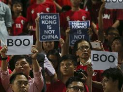 Los aficionados hongkoneses celebraron el empate como si fuera una victoria. AP / K. Cheung