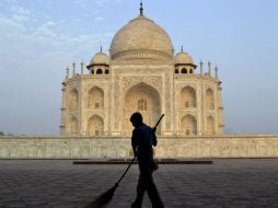 El Taj Mahal es uno de los edificios más reconocibles del mundo, visitado por más de tres millones de turistas por año. AFP / ARCHIVO