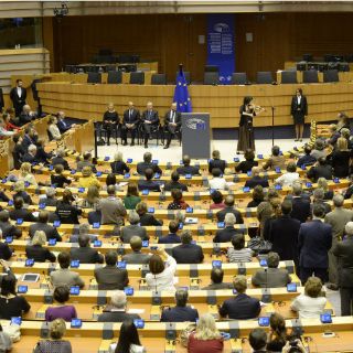La UE rinde homenaje a víctimas de atentados de París