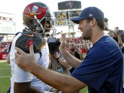 Romo (d) volverá a los emparrillados el 22 de noviembre ante Miami. AP / ARCHIVO