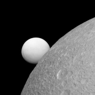 La NASA muestra imagen de las lunas de Saturno