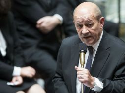 El ministro, Jean-Yves Le Drian, confirma que este miércoles partirá rumbo al golfo Pérsico un buque con 27 aviones a bordo. EFE / E. Laurent