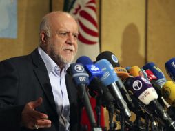 El ministro del petróleo, Bijan Zanganeh, estima que las sanciones serán levantadas para comienzos del 2016. EFE /