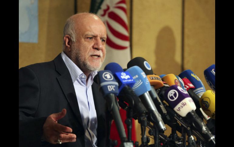 El ministro del petróleo, Bijan Zanganeh, estima que las sanciones serán levantadas para comienzos del 2016. EFE /