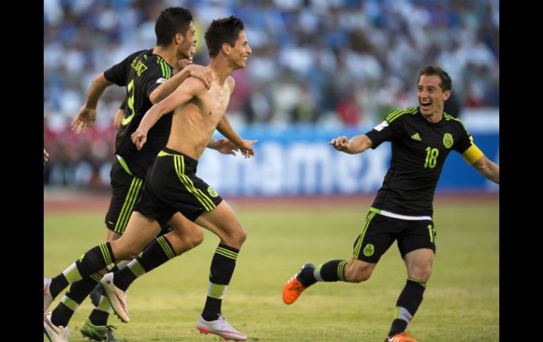 Jurgen Damm celebra el segundo gol para los aztecas. MEXSPORT / O. Alguilar