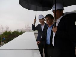 Durante su visita, Aristóteles notó la magnitud del intercambio comercial que sucede a través del puerto. ESPECIAL / Gobierno de Jalisco