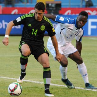 'Chicharito' se toma 'selfies' con la afición