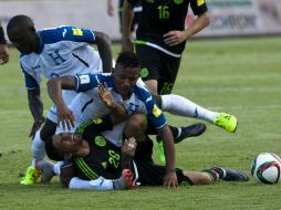 La rodilla del centrocampista hondureño se dobló hacia delante. EFE / G. Amador