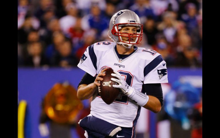 El rating del mariscal de ‘Pats’ se deriva de su porcentaje de pases acertados, yardas por pase e intercepciones. AFP / ARCHIVO