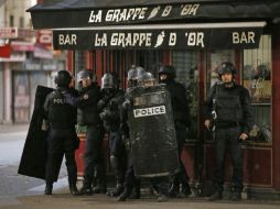 Fuerzas especiales de seguridad toman sus posiciones en una calle de Saint Denis. AP / F. Mori