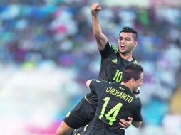 El delatero Jesús Corona (#10), celebra -con la mano en alto- el gol que abrió el marcador ayer ante Honduras. MEXSPORT / O. Martínez