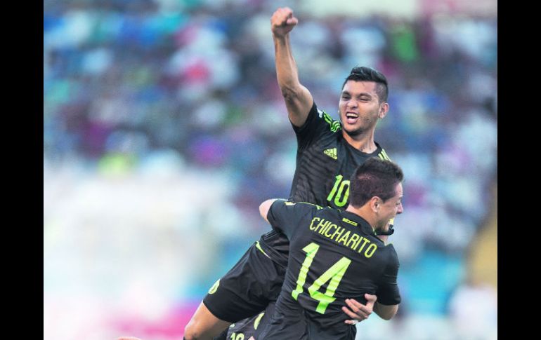 El delatero Jesús Corona (#10), celebra -con la mano en alto- el gol que abrió el marcador ayer ante Honduras. MEXSPORT / O. Martínez