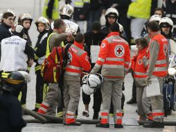 Personal médico asiste a un policía herido durante una operación en Saint Denis. EFE / E. Laurent