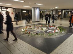 Flores, mensajes y velas dejados en una zona peatonal del centro de Hannover, en Alemania, como homenaje a las víctimas de Francia. EFE /  P. Von Difurt
