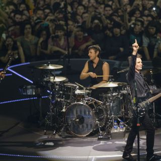 Muse dedica canción a París durante concierto