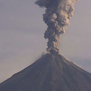 Aeropuerto de Colima cierra operaciones por caída de ceniza