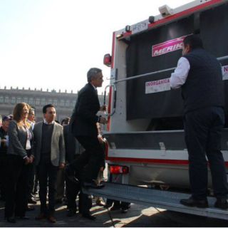 Mancera entrega 195 camiones recolectores de basura