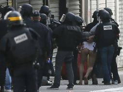 La policía detiene a un sospechoso durante una operación en Saint Denis cerca de París. NTX / I. Langsdon