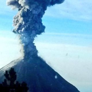 Limpian de ceniza volcánica el Aeropuerto de Colima