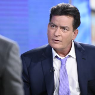 Padre de Charlie Sheen destaca su valor al hablar sobre su condición