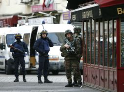 La policía, desplegada de forma importante en la ciudad, busca activamente a los autores del ataque. EFE / I. Langsdon