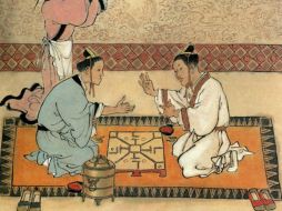 Hay 21 piezas rectangulares con npumero pintados en ellas y una baldosa rota que fue un tablero de juego. ESPECIAL / cultural-china.com