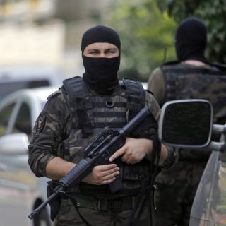 Hombre mata a tiros a dos soldados en Bosnia