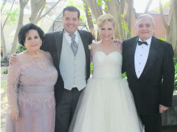 Con la feliz pareja. Mila Íñiguez, Fernando González, Marcela Brambila y Enrique Dau.  /