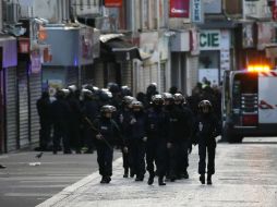 Las fuerzas del orden en el operativo de Saint Denis para dar con los atacantes del viernes pasado en París. AFP /