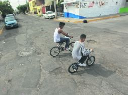 La calle del olvido, así nombran los vecinos a la vía de la Presa del Infiernillo, en la colonia Lagos de Oriente. EL INFORMADOR / F. Atilano