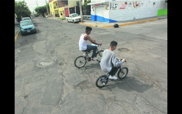 La calle del olvido, así nombran los vecinos a la vía de la Presa del Infiernillo, en la colonia Lagos de Oriente. EL INFORMADOR / F. Atilano