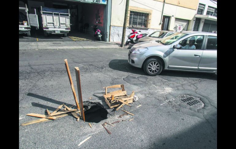 El bache que se observa en la imagen está ubicado sobre la calle Garibaldi y Manuel M. Diéguez, en la Colonia Santa Teresa. EL INFORMADOR / R. Tamayo
