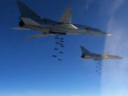 Aviones del Ejército ruso atacan el objetivo: camiones que transportan combustible en áreas controladas por el EI. EFE /