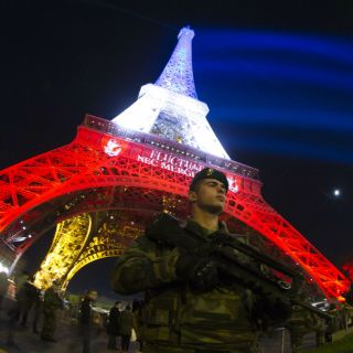 Prolongan iluminación de Torre Eiffel con colores de bandera francesa