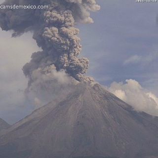 Volcán El Colima emite dos fumarolas de más de dos kilómetros