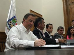 Meade junto a 'El Bronco' en la firma de convenio. TWITTER / @JoseAMeadeK