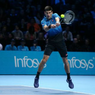 Djokovic avanza hacia su quinta corona en Finales ATP