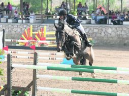 Arturo Navarro del Rancho Santa Cecilia hace su recorrido montando a 'Chikita MM', en la prueba abierta de obstáculos a 1.30 metros. EL INFORMADOR / M. Vargas